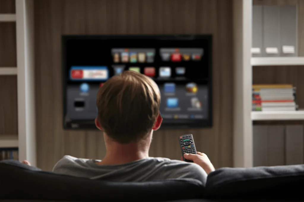 Tv-pakker mand foran tv
