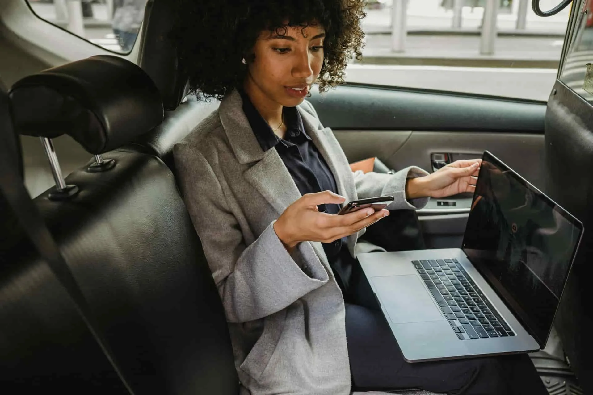 Wifi i bilen computer på bagsædet
